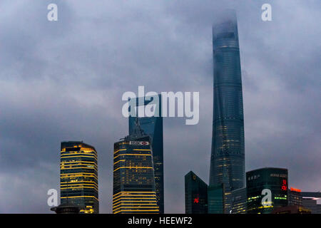 Vista notturna di Pudong skyline dominato dalla torre di Shanghai e Shanghai World Financial Center di Shanghai, Cina Foto Stock