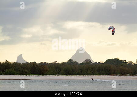 Kite boarder godendo di acqua calma e una buona brezza in Pumicestone passaggio, off Happy Valley, Caloundra, Queensland, Australia. Foto Stock