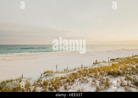 Vicino a spiaggia vuota al tramonto a Destin, in Florida, Stati Uniti d'America, con dune di sabbia in primo piano. Foto Stock