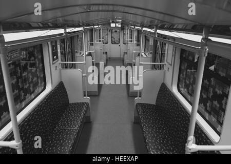 Le telecamere di sicurezza di prospettiva in vuoto treno della metropolitana (U-Bahn) di Berlino, Germania. Foto Stock