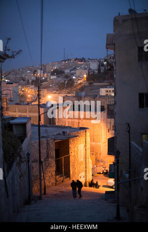 Notturno di scena di strada in Amman, Giordania vicino all'antico anfiteatro romano. Foto Stock