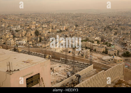 Scena cittadina nella tentacolare Zarqa, Giordania. Foto Stock