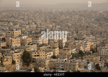 Scena cittadina nella tentacolare Zarqa, Giordania. Foto Stock