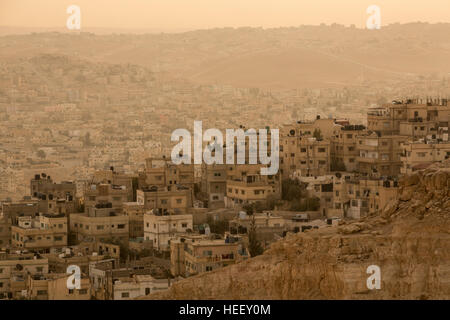 Scena cittadina nella tentacolare Zarqa, Giordania. Foto Stock