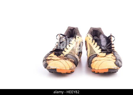 Vecchie scarpe da calcio isolati su sfondo bianco Foto Stock