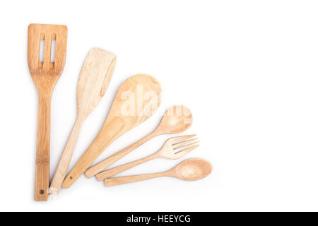 Chiudere il cucchiaio di legno e la forcella isolati su sfondo bianco Foto Stock