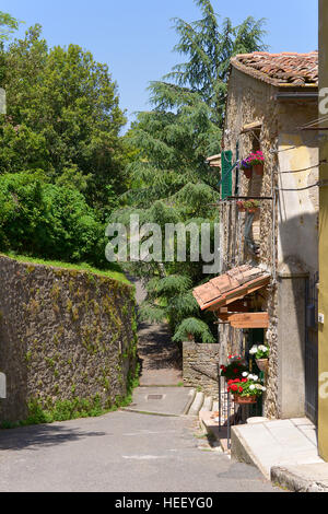 Vicolo tipico della città di Volterra, un comune italiano situato in provincia di Pisa in Toscana e in Italia centrale. Foto Stock