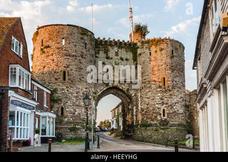 Vecchia storica cittadina inglese, segale, Landgate Arch, xiii secolo gatehouse e street con vecchie case, parte dell'originaria cinta muraria. Ora d'oro. Foto Stock