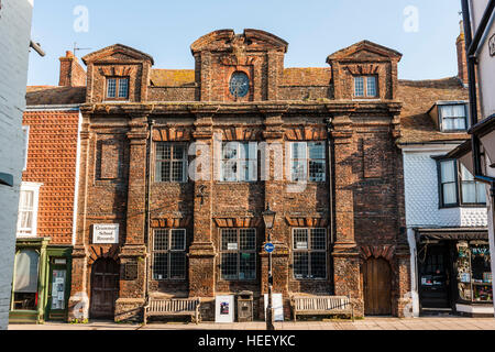 Inghilterra, segala. Palazzo Vecchio, segala Grammar School, ora un record shop in High Street. Grande mattone imponente edificio a 3 piani. Foto Stock