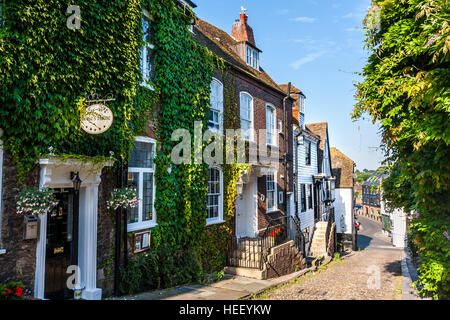 Storica città inglese di segala. Edificio del XVI secolo "Jeake Casa dell' ex "woolstore', e vista lungo strette ciottolate Mermaid Street. Foto Stock