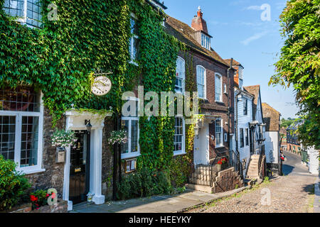 Storica città inglese di segala. Edificio del XVI secolo "Jeake Casa dell' ex "woolstore', e vista lungo strette ciottolate Mermaid Street. Foto Stock