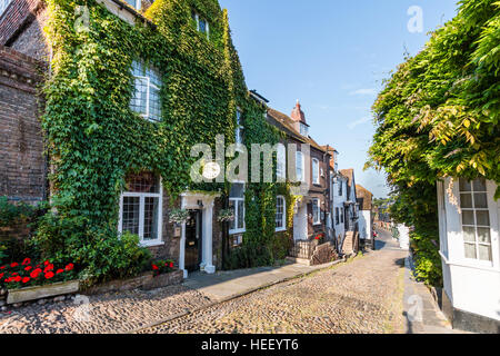 Storica città inglese di segala. Edificio del XVI secolo "Jeake Casa dell' ex "woolstore', e vista lungo strette ciottolate Mermaid Street. Foto Stock