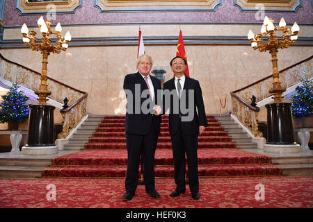 Segretario di Stato per gli affari esteri Boris Johnson si compiace cinese Consigliera di Stato Yang Jiechi come si incontrano per UK-Cina dialogo strategico a Lancaster House, Londra. Foto Stock