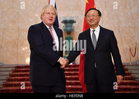 Segretario di Stato per gli affari esteri Boris Johnson si compiace cinese Consigliera di Stato Yang Jiechi come si incontrano per UK-Cina dialogo strategico a Lancaster House, Londra. Foto Stock