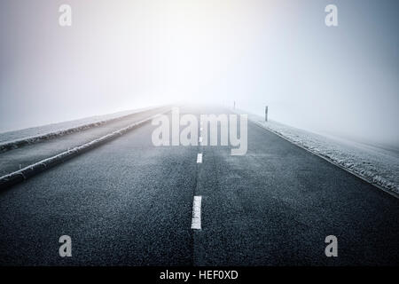 Strada in una nebbiosa giornata invernale a Amburgo, Germania Foto Stock