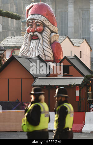 Pattuglia di polizia Birmingham a Francoforte il Mercato di Natale, come West Midlands la polizia ha detto che era la revisione delle misure di sicurezza e aumentando la visibilità delle pattuglie a Birmingham a seguito di incidenti mortali a Berlino e Ankara il lunedì. Foto Stock