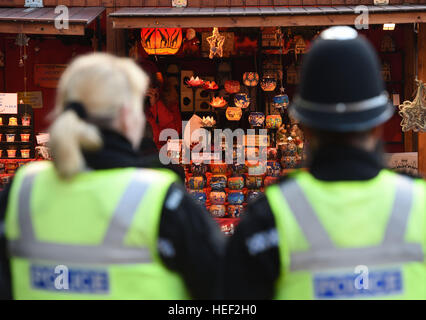 Pattuglia di polizia Birmingham a Francoforte il Mercato di Natale, come West Midlands la polizia ha detto che era la revisione delle misure di sicurezza e aumentando la visibilità delle pattuglie a Birmingham a seguito di incidenti mortali a Berlino e Ankara il lunedì. Foto Stock