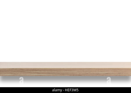 Svuotare la parte superiore del ripiano in legno isolato su sfondo bianco. Per la visualizzazione del prodotto Foto Stock