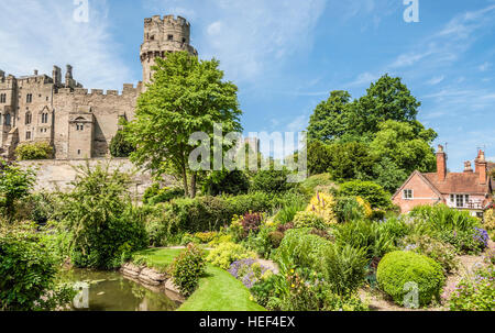 Mill Garden appena sotto la Torre Caesars del Castello di Warwick a Warwick, Warwickshire, Inghilterra Foto Stock