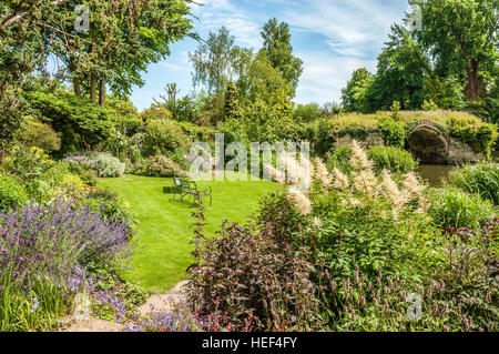 Mill Garden appena sotto la Torre Caesars del Castello di Warwick a Warwick, Warwickshire, Inghilterra Foto Stock