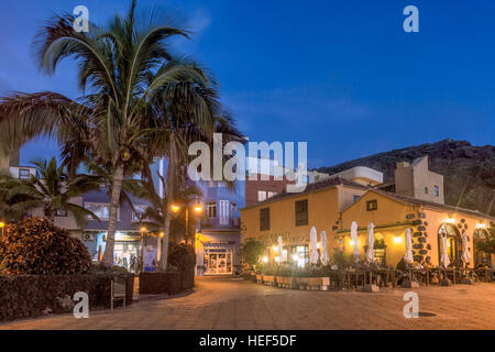 Taberna El Pueto, ristoranti di pesce in Puerto de Tazacorte, twilight ,La Palma Isole Canarie Spagna Foto Stock