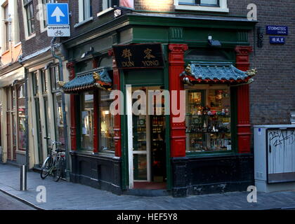 Negozio di cinesi 'DONU Yong' sulla via Zeedijk, Amsterdam Chinatown - Vecchio Quartiere nautico in Amsterdam, Paesi Bassi. Foto Stock