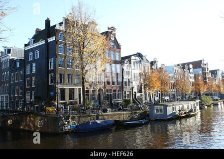 Vecchie case lungo il canale Herengracht canal, angolo Brouwersgracht, Amsterdam, Paesi Bassi, tardo autunno 2016 Foto Stock