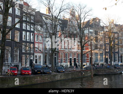 Herengracht canal, Amsterdam, Paesi Bassi. In mezzo a capanna colorata casa 'Huis Bartolotti' o 'Het Bonte Huis', costruito nel 1617 Foto Stock