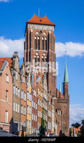 Polonia, Pomerania, Gdansk (Danzica), vista la massiccia torre la chiesa di Santa Maria da Ulica Pivna (Jopengasse/birra Street) Foto Stock