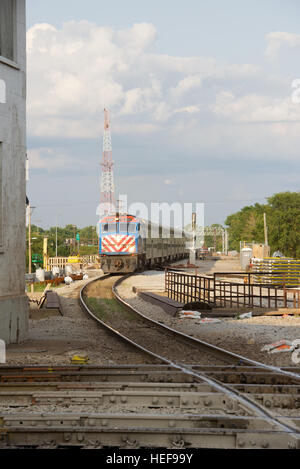 Metra treno dei pendolari che arrivano a Joliet Union Station, Joliet, Illinois, Stati Uniti d'America. Foto Stock