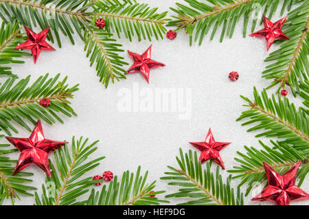 Abete rami e a forma di stella di Natale ornamenti su sfondo spumanti Foto Stock