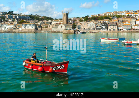 Un pescatore in porto a St. Ives, Cornwall, Regno Unito Foto Stock