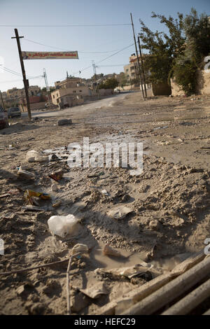 Trabocca di liquame nelle strade di Zarqa, Giordania come risultato di un sovraccaricato di trattamento delle acque reflue rete. Foto Stock