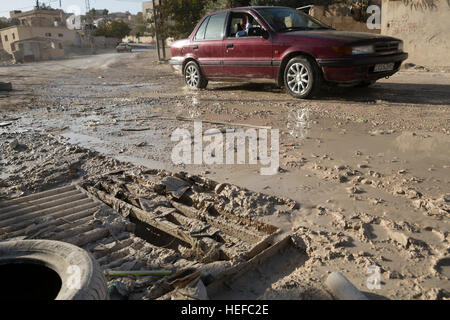 Trabocca di liquame nelle strade di Zarqa, Giordania come risultato di un sovraccaricato di trattamento delle acque reflue rete. Foto Stock