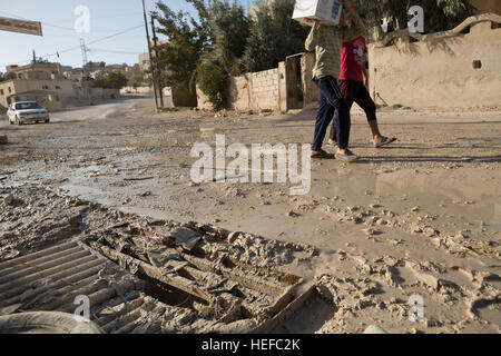 Trabocca di liquame nelle strade di Zarqa, Giordania come risultato di un sovraccaricato di trattamento delle acque reflue rete. Foto Stock