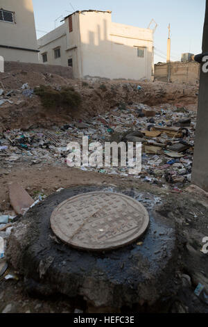 Trabocca di liquame nelle strade di Zarqa, Giordania come risultato di un sovraccaricato di trattamento delle acque reflue rete. Foto Stock