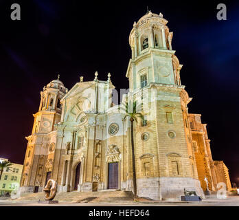 Vista notturna della cattedrale di Cadice - Spagna, Andalusia Foto Stock