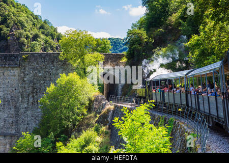 Treno de l'Ardèche ferroviario turistico attraverso il tunnel del Pont des Etroits, Ardèche, Francia Foto Stock