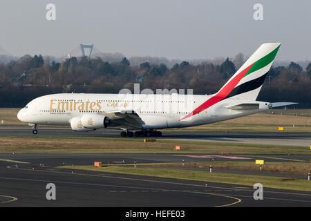 Airbus A380 da Emirates rullaggio dalla pista dopo lo sbarco su Dusseldorf Airport Foto Stock