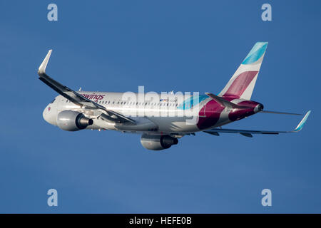 Airbus A320 da Eurowings il decollo dall'aeroporto di Dusseldorf Foto Stock