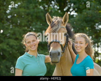 Due ragazze con un fiordo norvegese cavallo Foto Stock