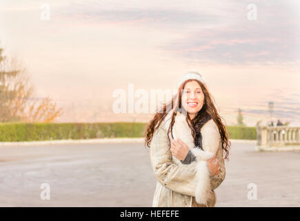 Attraente donna in menopausa con rughe in abbigliamento invernale Foto Stock