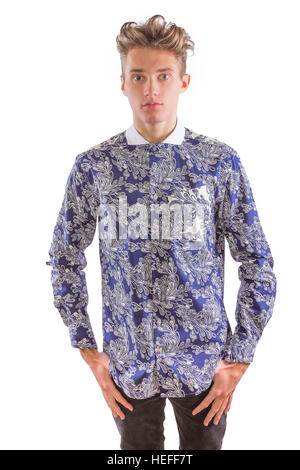 Giovane biondo elegante uomo vestito di un blu motivi floreali maglietta e pantaloni neri Foto Stock