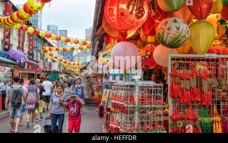 Lanterna cinese e il negozio case in Chinatown, Singapore Foto Stock