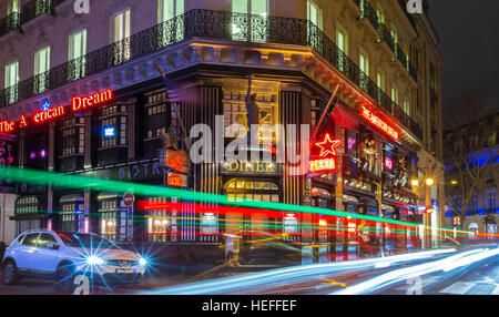 Parigi, France-December 20, 2016 : Il ristorante famoso sogno americano di notte Situato vicino a Opera Nazionale di Parigi, Francia. Foto Stock