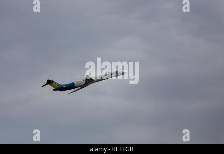 Compagnie aeree Allegiant McDonnell Douglas (ora) Boeing MD-88 aereo di linea arrampicata dopo il decollo Foto Stock