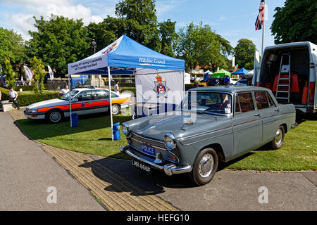 Un ex Wiltshire Constabulary 1968 Austin A60 Cambridge pattuglia di polizia presso il Wiltshire forze armate e i veterani Weekend. Foto Stock