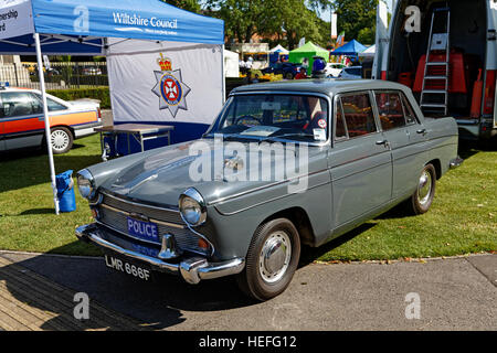 Un ex Wiltshire Constabulary 1968 Austin A60 Cambridge pattuglia di polizia presso il Wiltshire forze armate e i veterani Weekend. Foto Stock