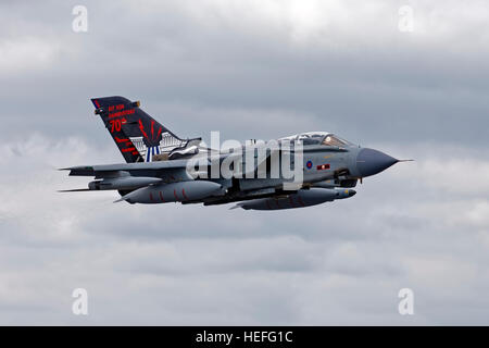 Un Royal Air Force Panavia Tornado GR.4, ZA492, di n. 617 Squadrone RAF Lossiemouth, presso il Royal International Air Tattoo, 2013. Foto Stock