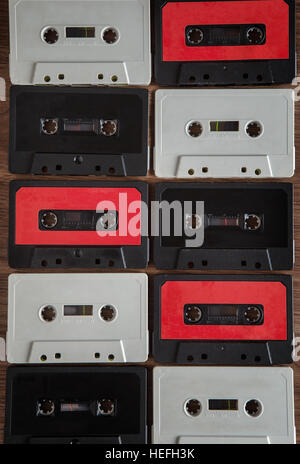 Sfondo di cassette su un tavolo di legno Foto Stock